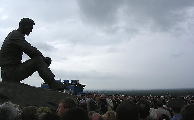 На горе Пикет на Алтае поставили 8-метровый памятник Василию Шукшину