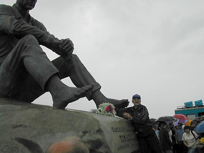 На горе Пикет на Алтае поставили 8-метровый памятник Василию Шукшину