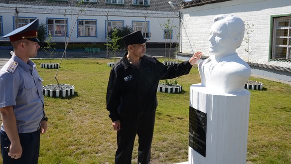 Еще один памятник Шукшину появился в колонии в Алтайском крае