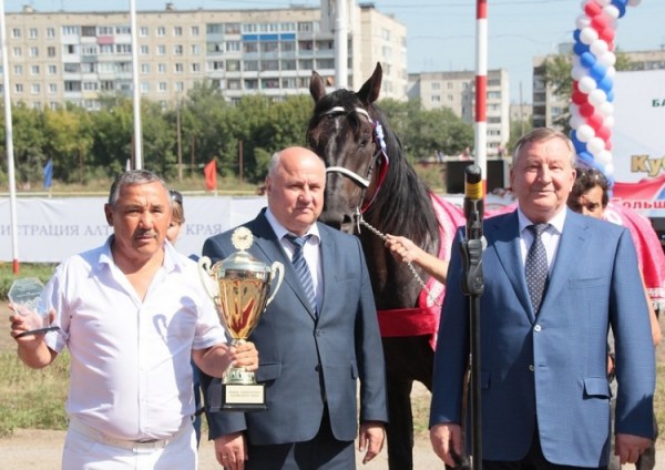 На конных скачках в Алтайском крае один из призов был посвящен Василию Шукшину