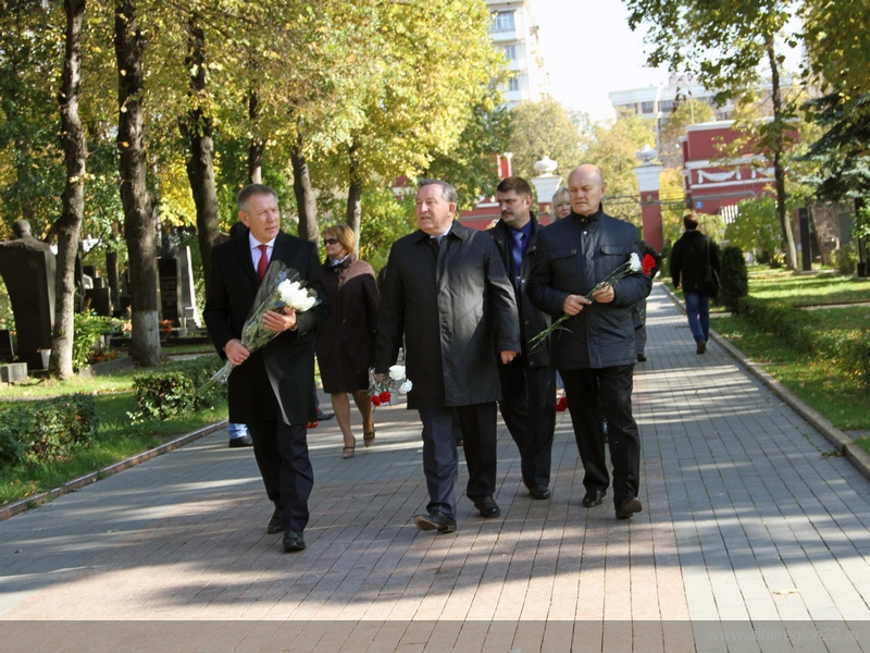 В Москве на могилу Василия Шукшина положили ветку калины красной