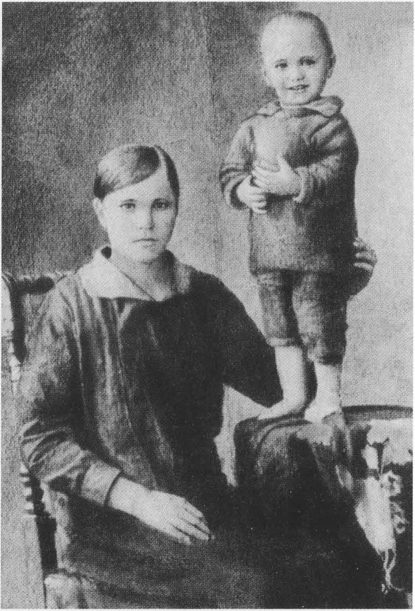 М.С. Шукшина с сыном Василием. 1932 М.С. Шукшина с сыном Василием. 1932